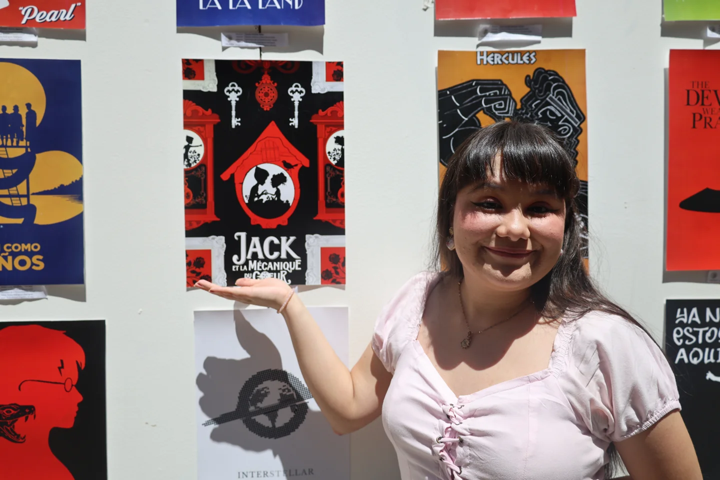 Participante presenta sus carteles en la exposición CEIBA