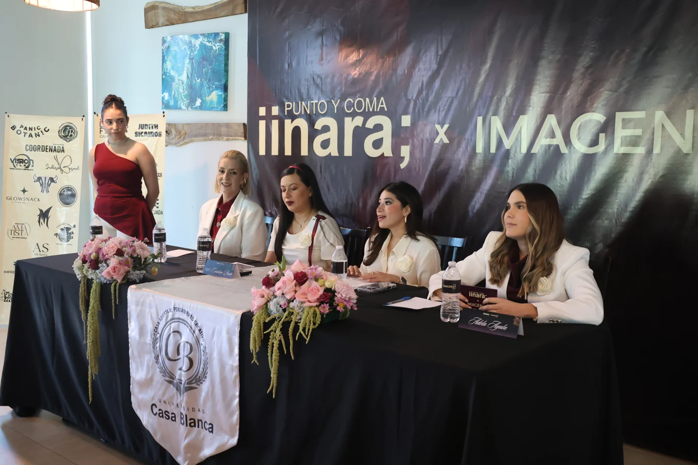 Participantes de la rueda de prensa de iinara frente a los micrófonos