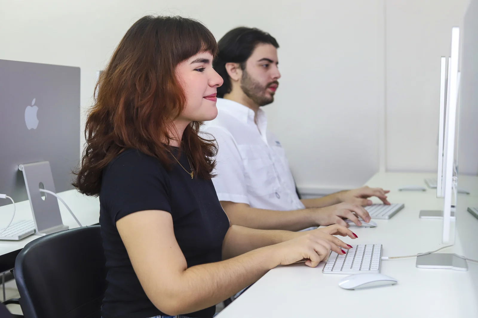Estudiantes trabajan frente a computadoras en un aula UCB