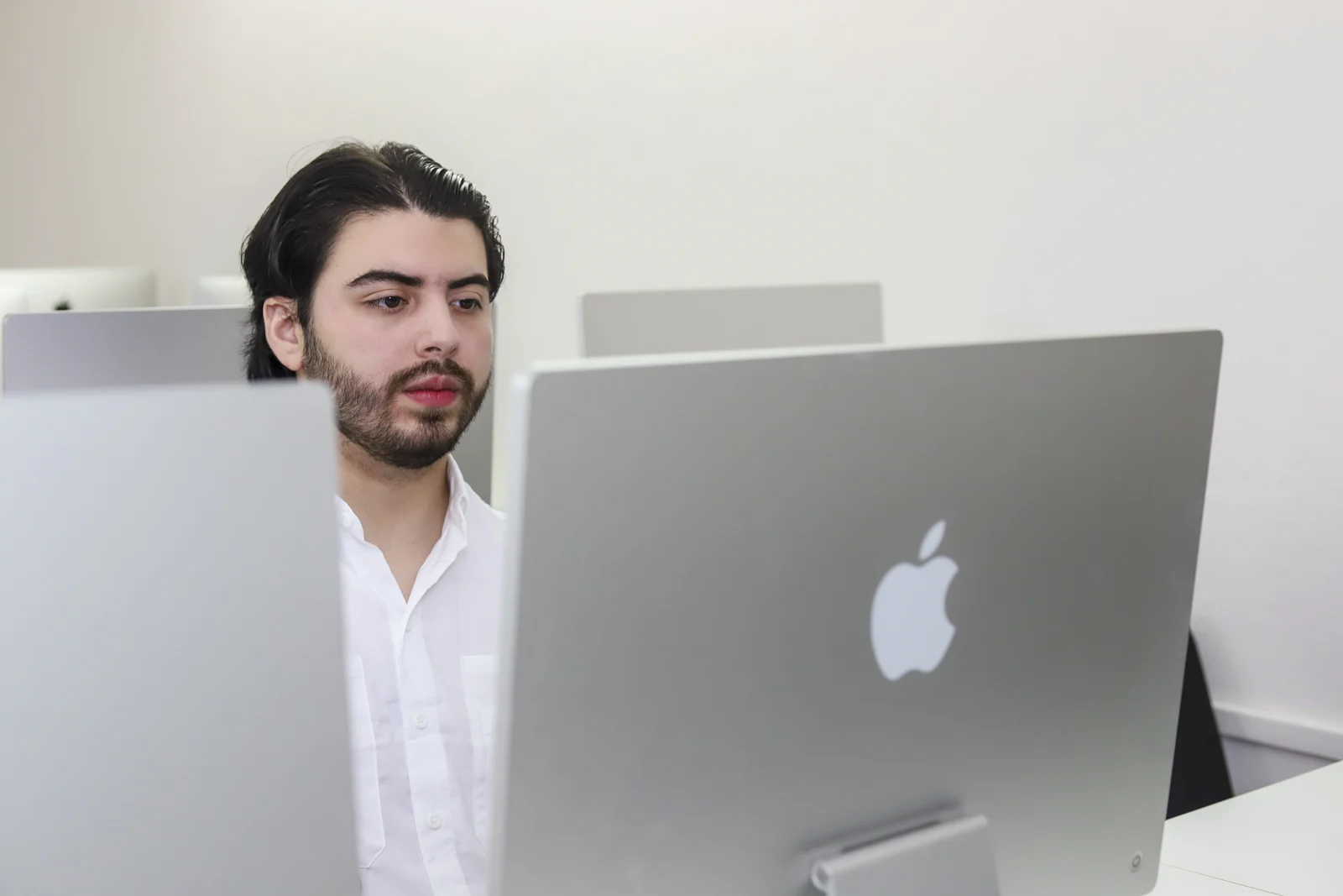 Estudiante trabaja frente a una computadora en el aula digital