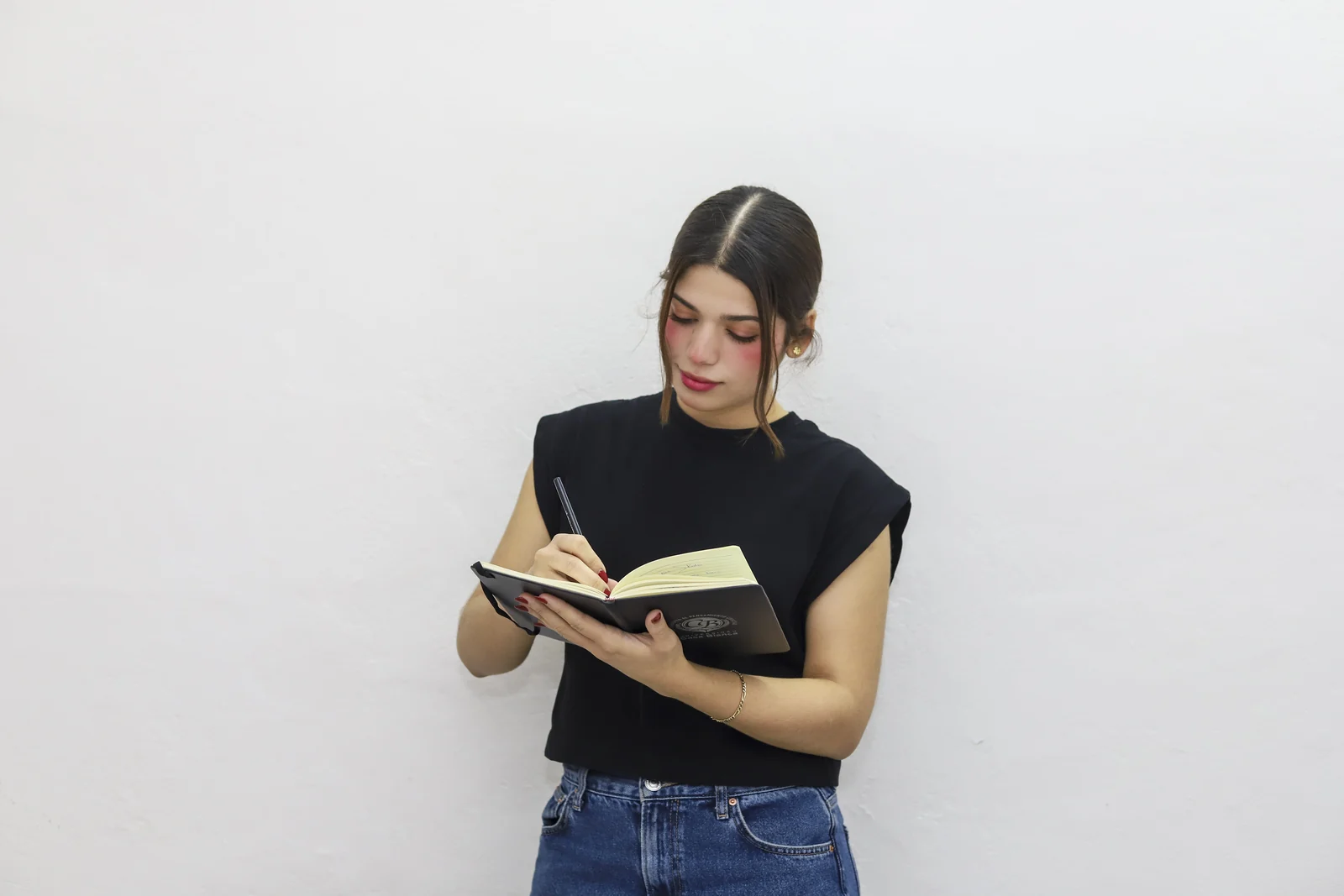 Estudiante trabaja con una tableta y lápiz digital